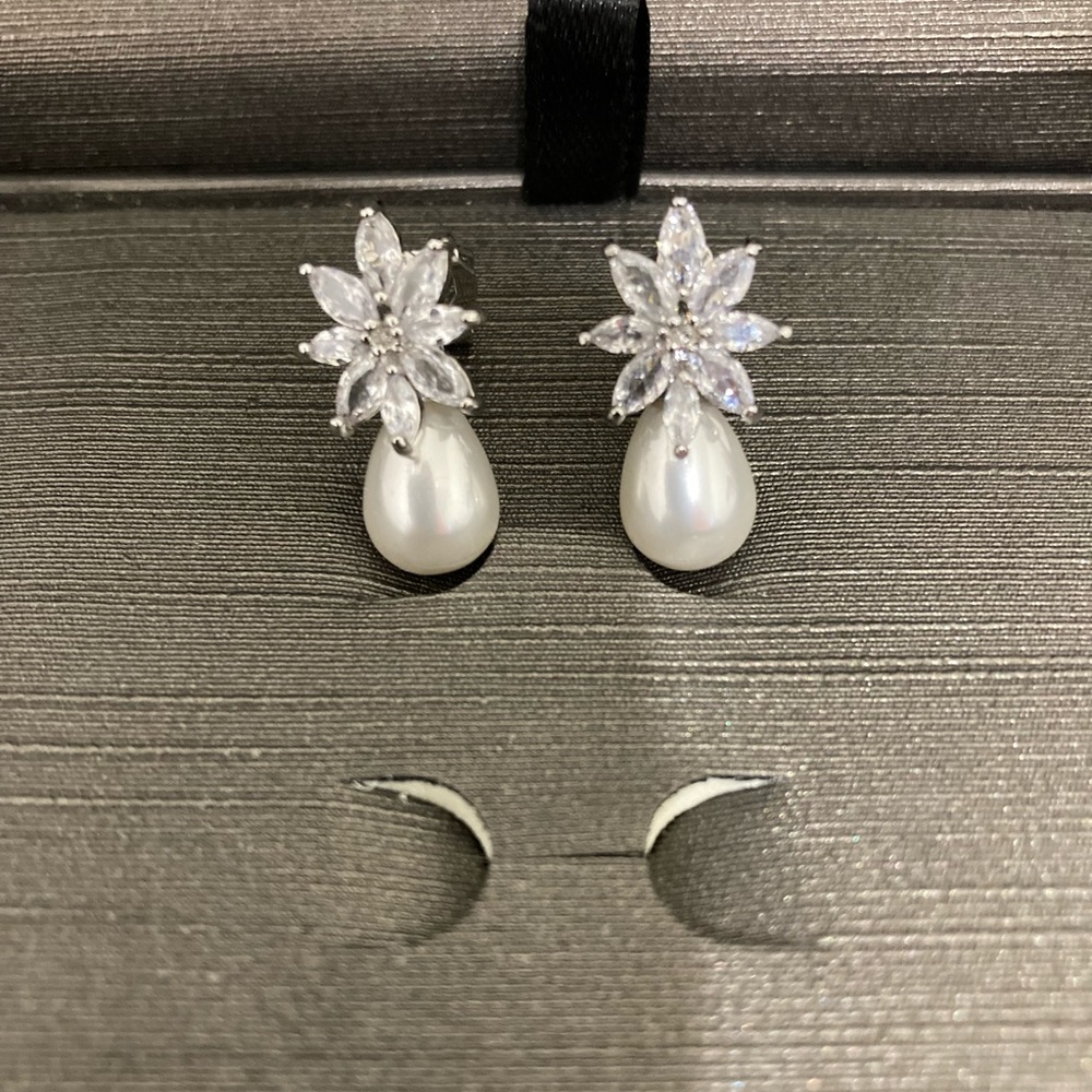 Dareth Colburn Elsie simulated freshwater pearl drop earrings (clip-on)